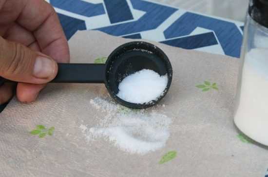 Соль на салфетке