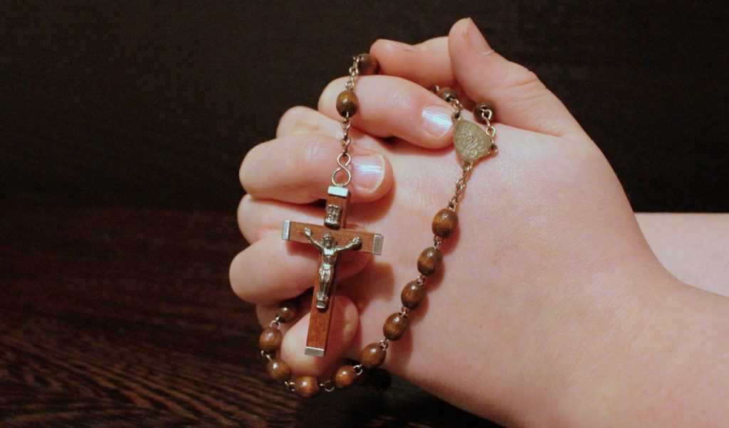 Руки в молитве