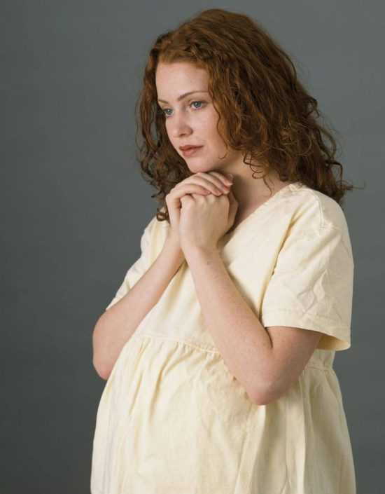 Беременная женщина молится