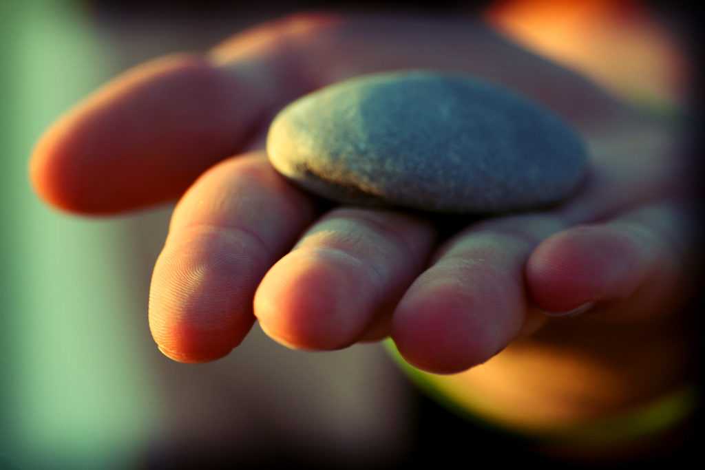 Камень в руке