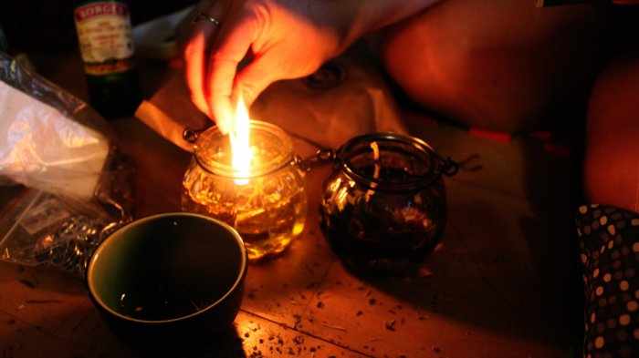 Магический ритуал со свечой и лампадками