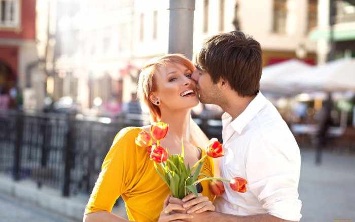 Мужчина и женщина с цветами