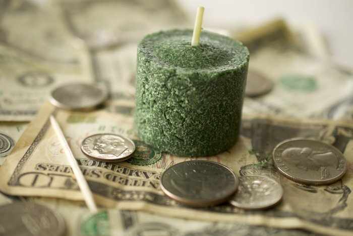 Заговорённая на деньги зелёная свеча