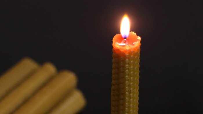 Горящая восковая свеча
