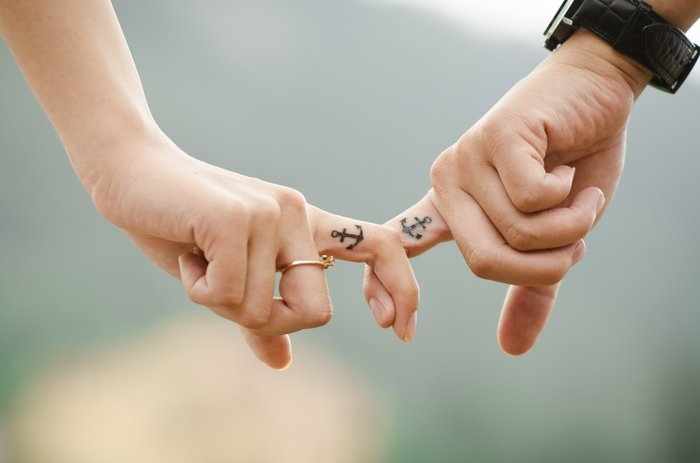 Руки влюбленных с похожими татуировками