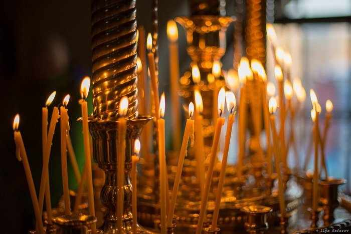 Зажженные в церкви свечи