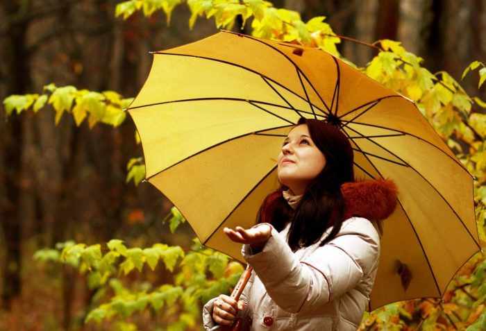 Девушка с желтым зонтом 