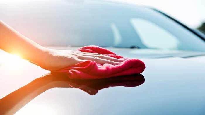 Мытье машины красной тряпкой