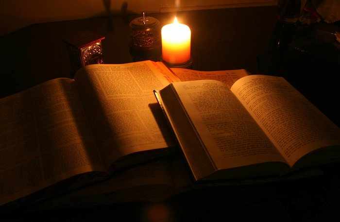 Книги заговоров и горящие свечи