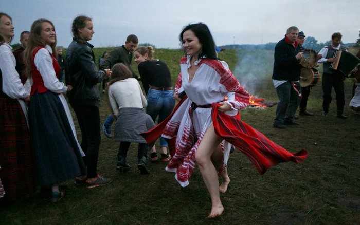 Девушка танцует на празднике Ивана Купала