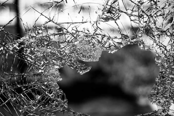 Разбитое стекло как символ опасности