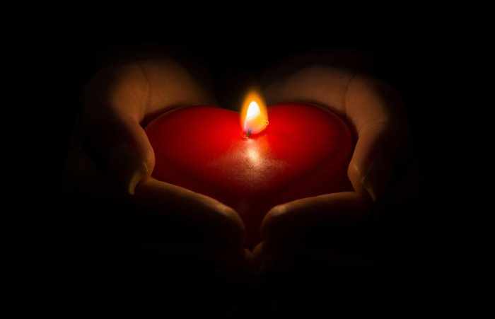 Красная свеча в форме сердца
