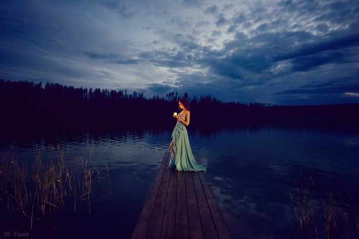 Девушка у озера ночью