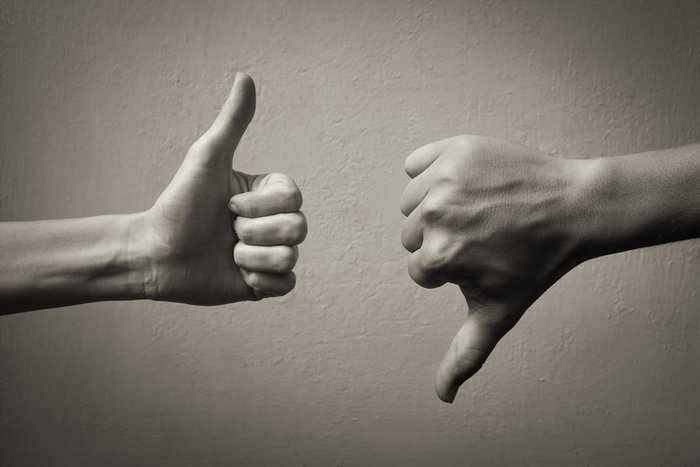 Оптимист и пессимист - палец вверх и палец вниз
