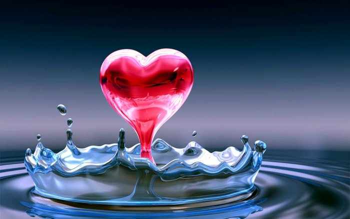 Голубая вода и всплеск в форме сердца