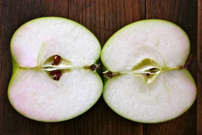 Как правильно разрезать яблоко для заговора?