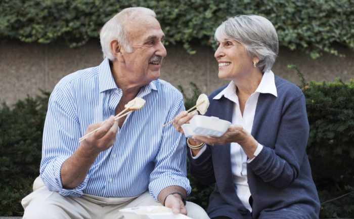 Пожилые люди обедают и отлично себя чувствуют