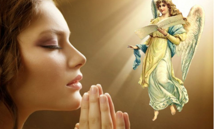 Девушка молится Ангелу-Хранителю