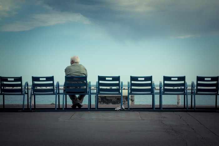 Одинокий пожилой человек