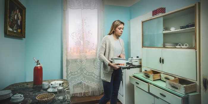 Девушка на кухне